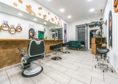 Salon fryzjerski i barber Scarlet M od środka