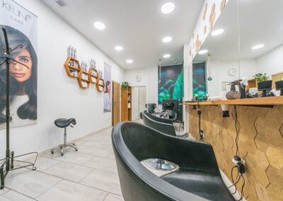 Salon fryzjerski i barber Scarlet M od środka