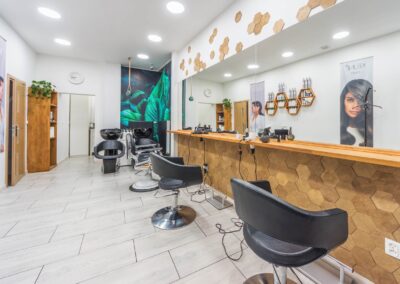 Salon fryzjerski i barber Scarlet M od środka