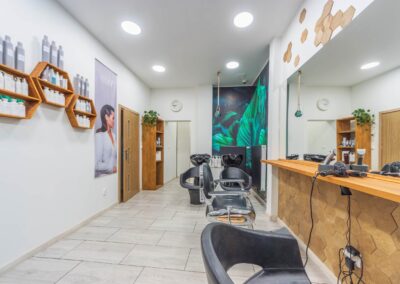 Salon fryzjerski i barber Scarlet M od środka