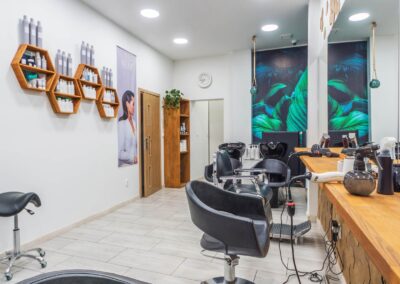 Salon fryzjerski i barber Scarlet M od środka