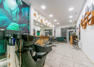 Salon fryzjerski i barber Scarlet M od środka