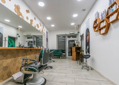 Salon fryzjerski i barber Scarlet M od środka
