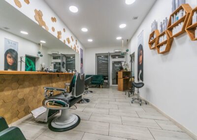 Salon fryzjerski i barber Scarlet M od środka