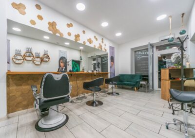 Salon fryzjerski i barber Scarlet M od środka