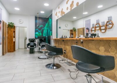 Salon fryzjerski i barber Scarlet M od środka