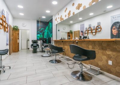 Salon fryzjerski i barber Scarlet M od środka