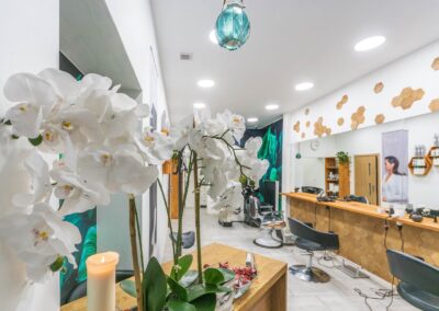 Salon fryzjerski i barber Scarlet M od środka